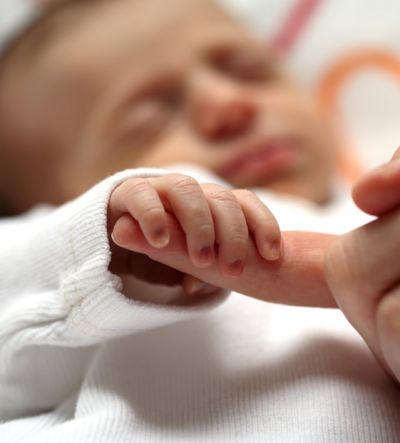 chwytanie za palec przez noworodka