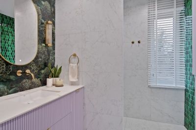 mozaika-ryflowana-aurora-green-polysk-raw-decor-na-scianie-w-lazience-zlote-dodatki-trendy-2025