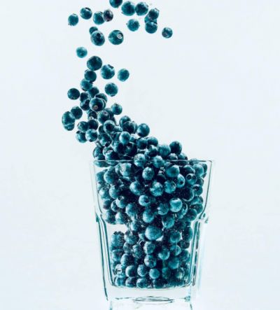 szklanka z borówkami